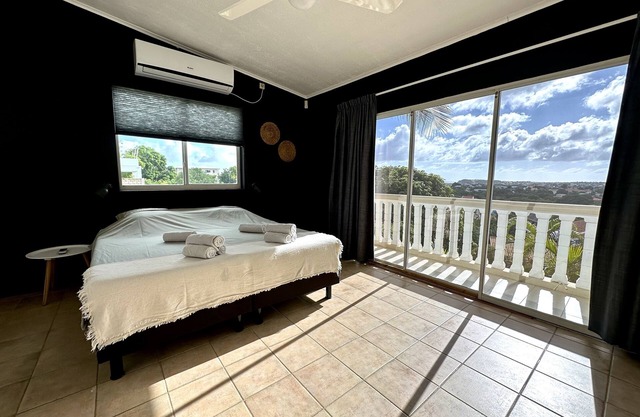 Luxe 3 Slaapkamer Appartement op de Bovenste Etage met Prachtig Uitzicht!