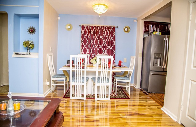 Luxe 7 bdr 4 Fullbath with Jacuzzi on West side Detroit