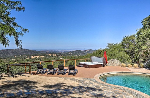 Luxe Auburn Hideaway with Tennis Court and Views!