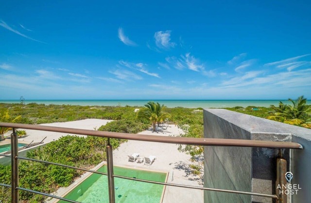 Luxe Beachfront Villa, Private Pool & Beach Access