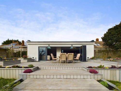 Luxe Bungalow w/Hot tub, pool table & more