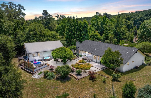Luxe Designer French Country Retreat, Outdoor movies, plunge pool, game rm, EV!