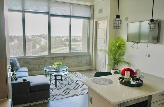 Luxe Downtown High-Rise-Stunning Views & Prime ATL Location Close to Attractions