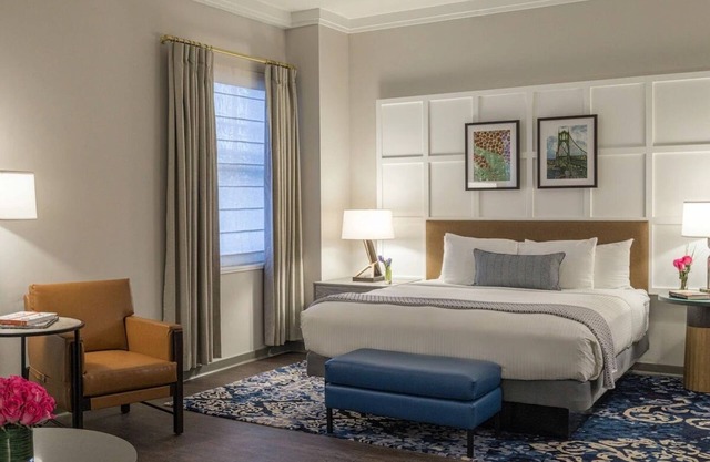 Luxe Downtown Stay: Iconic Ambiance + Urban Views | Near Japanese Garden & PSU