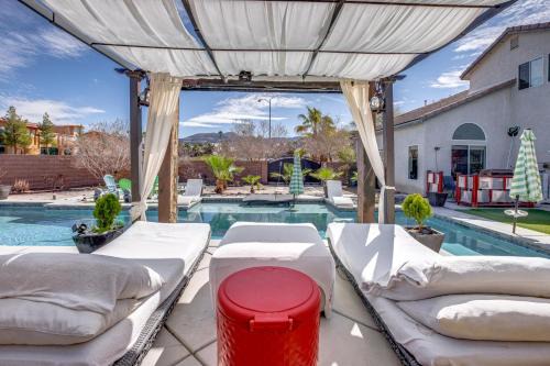 Luxe Henderson Retreat with Pool - 13 Mi to Strip!