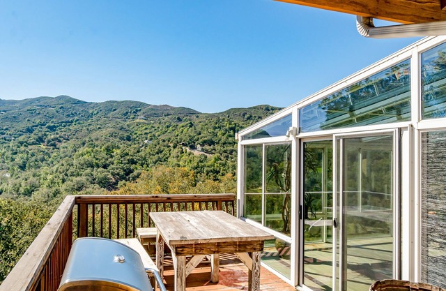 Luxe home w/amazing views, jetted tub, steam shower, central AC & garage