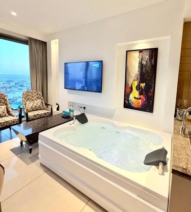 Luxe jacuzzi studio key 2