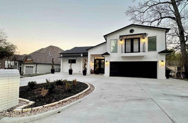 Luxe Lake Conroe Lakehouse*Boat Slip*4 King Beds*