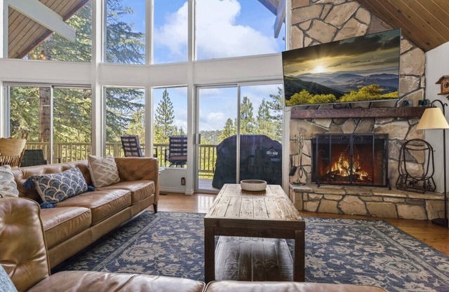Luxe Mountain Retreat! Lake & Village Close! Game Room- AC- Backs up to trails!