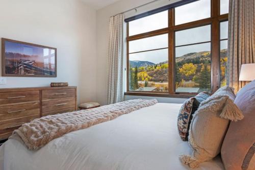LUXE Riverfront Mountain Retreat Walk to Gondola