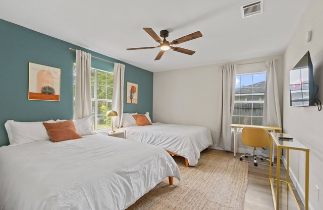 Luxe Spacious 5BR Mansion, 2mins to NRG Stadium, Stays 13, BBQ, Projector, Park