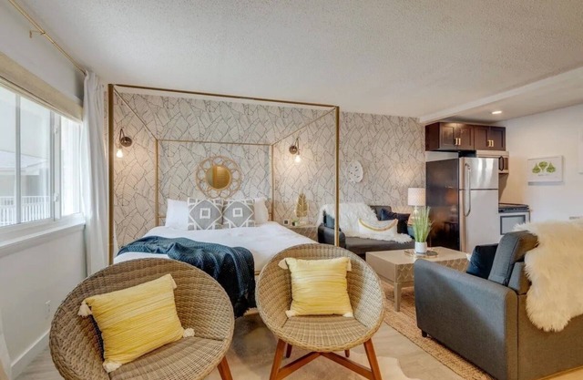 Luxe Studio in Music City near Downtown, Walkable to Great Restaurants & More!