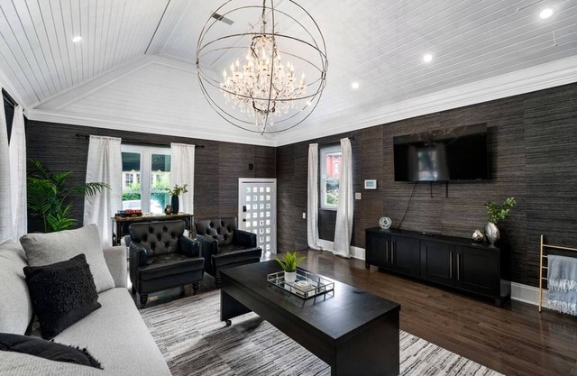 Luxe Studio w/King Bed + Sofa | Walk to OSU/Bars