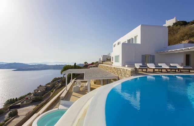 Luxorious Villa on Prestigious Location,Spacious Pool Area,Jacuzzi,Close 2 Beach