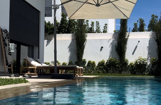 Luxueuse villa moderne avec une grande piscine
