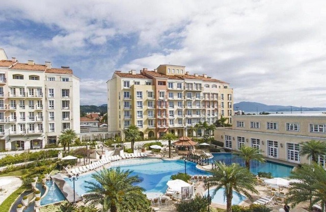 Luxuoso resort cinco estrelas com vista para o mar