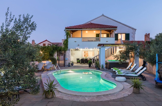 luxurios and comfortable Villa/Island Brač/with pool,jacuzzi/tranpol/14people