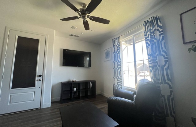 Luxurious 1 Bedroom In-law Suite "Private Entry"