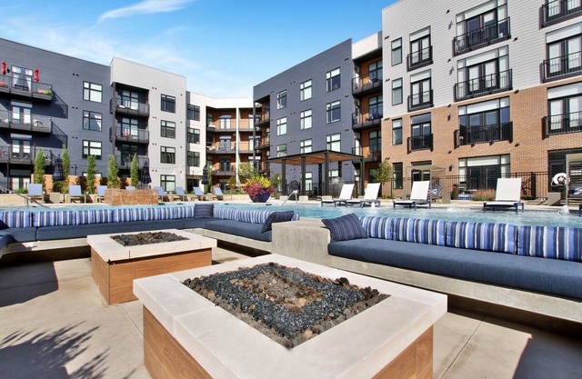 Luxurious 1BR APT in DT with Infinite-Edge Pool, Sauna & Golf Simulator