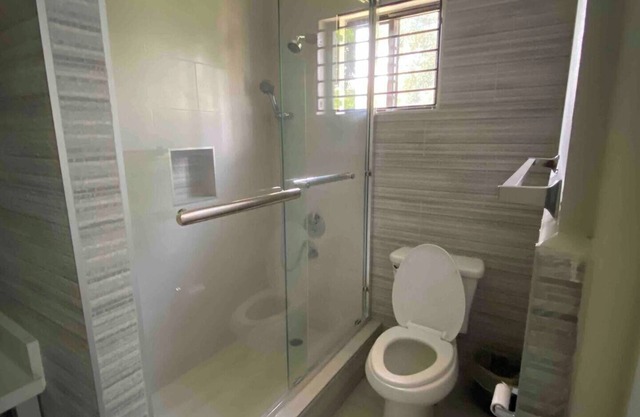 Luxurious 2-Bed Beachfront Suite - Private East Wing - Black River Landing Strip