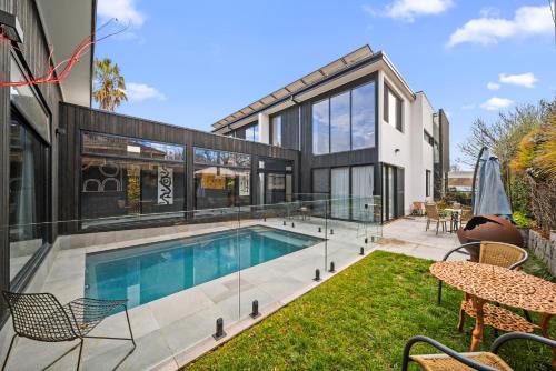 Luxurious 2-Bed Pool, Lift, Alfresco Dining