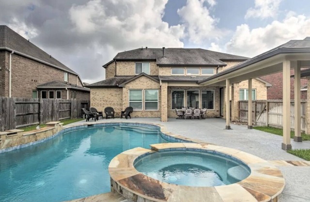 "Luxurious 3-Bedroom Mansion with Heavenly Heated Pool and Jacuzzi Retreat"
