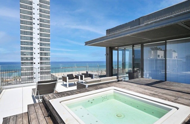 Luxurious 3BR Penthouse with Mamad by HolyGuest