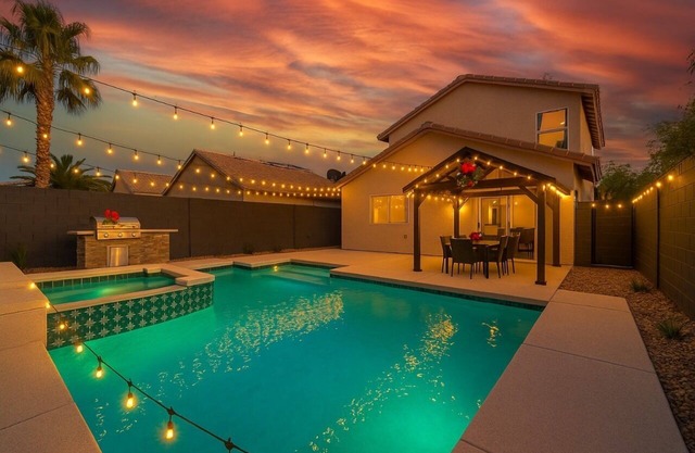 Luxurious 3BR Villa-Near Strip,Hot Spa&Pool, Gazebo w/Bar, BBQ & Alfresco Dining