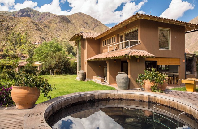 Luxurious 4-bedroom house in delightful Urquillos Huayllabamba with WiFi