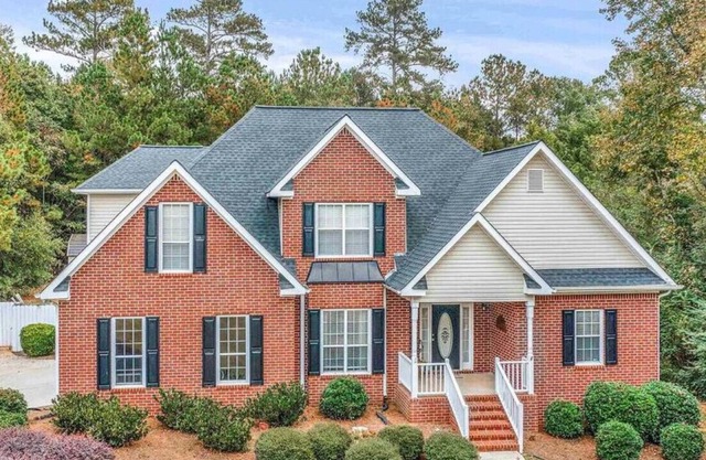 Luxurious 4-Bed w/Pool: Prime Location & Comfort