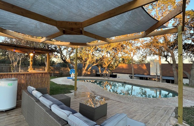 luxurious 4-bedroom house with outdoor pool 1 min from seaworld!