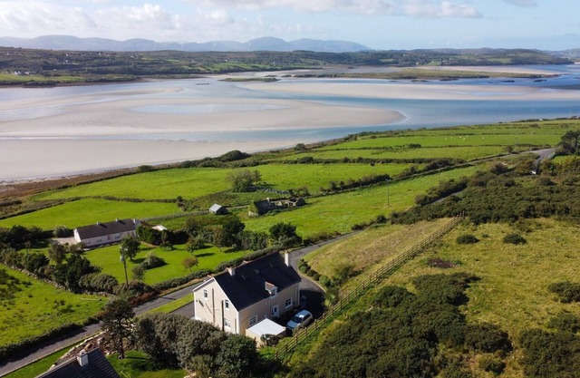 Luxurious 5 bedroomed home with sea view close to beach