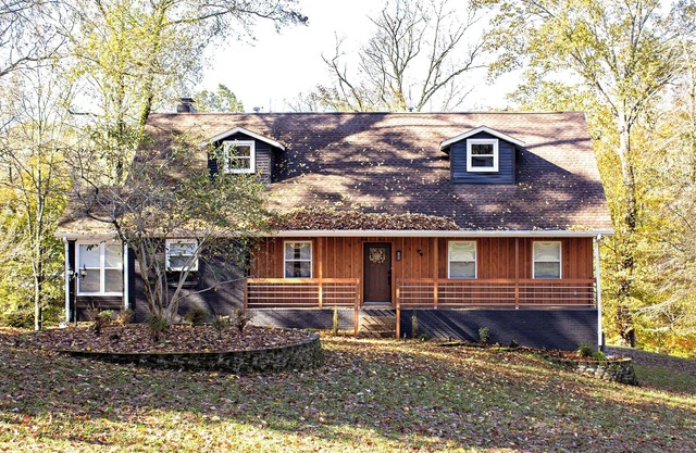 Luxurious 5-Bedroom Lakeside Retreat with Hot Tub, Fire Pit and Dolly Room