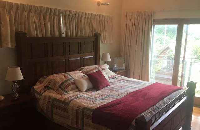 Luxurious 5 bedroom house downtown near lake and Queens