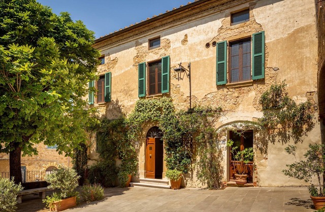 Luxurious 5-bedroom villa in charming Castelmuzio, Val d'Orcia wine region