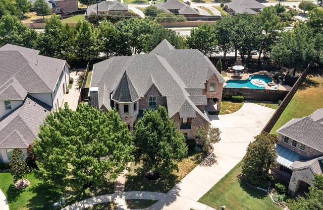 Luxurious 5 BR w/Resort Style Pool & Theater Room in Murphy