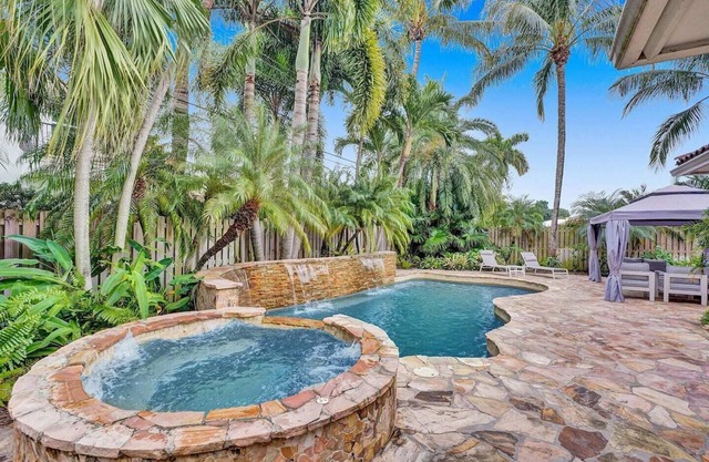 Luxurious 5BR Home, Heated Pool/SPA, 5 min to beach