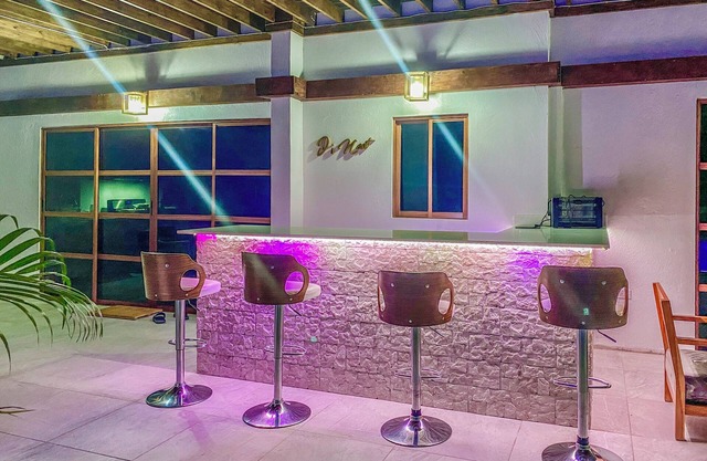 Luxurious 6-bedroom villa, WiFi in beautiful Saint Ann's Bay
