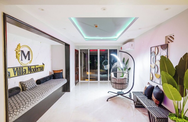 Luxurious 6-bedroom villa with pool, bar, fire pit in gorgeous St. James Parish