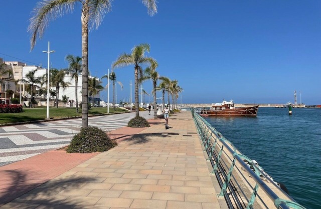 Luxurious 6 bed Villa: A/C, 3 bathrooms, office, private Pool & many Sun Decks