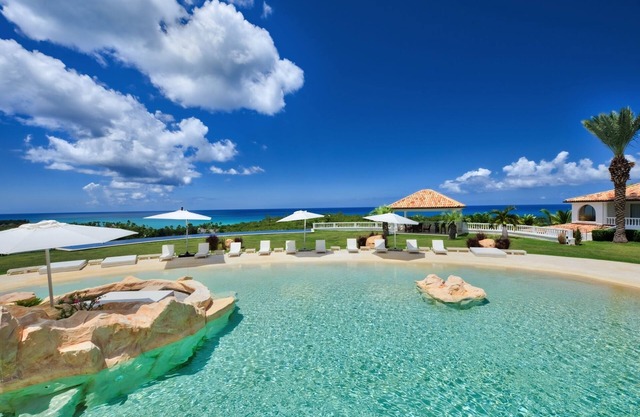 Luxurious 7 bedroom villa with staff, gym, private pool and beach