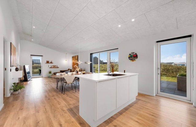 Luxurious 8-person house with a spacious outdoor spa - 1003