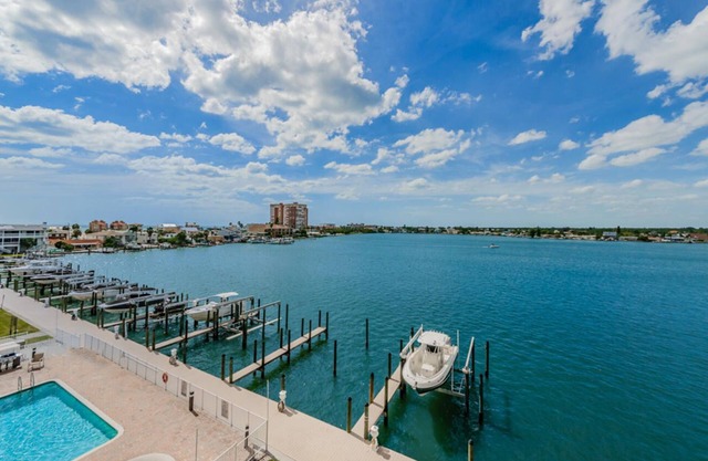Luxurious and Stunning Waterfront Condo w/Beautiful Bay Views and Beach Access