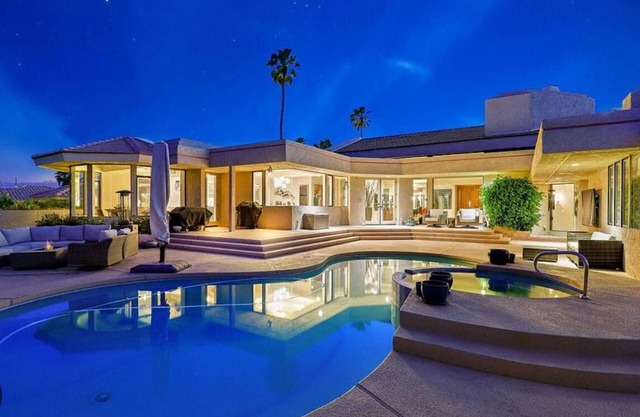 Luxurious and spacious Golf Course front property 15 min away from Coachella.