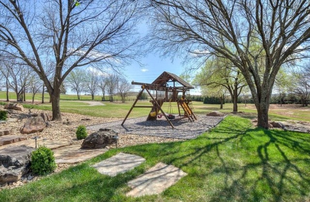 Luxurious and Spacious Home along Rt 66 in Countryside of Arcadia, OK