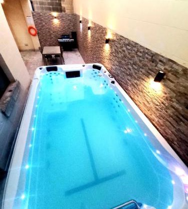 Luxurious apartment with heated pool jacuzzi