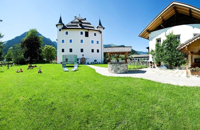 Luxurious penthouse suite in 700 years old Castle: 6 sleeping rooms, 12-19 beds