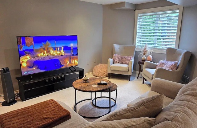 Luxurious Basement Apartment with Pool