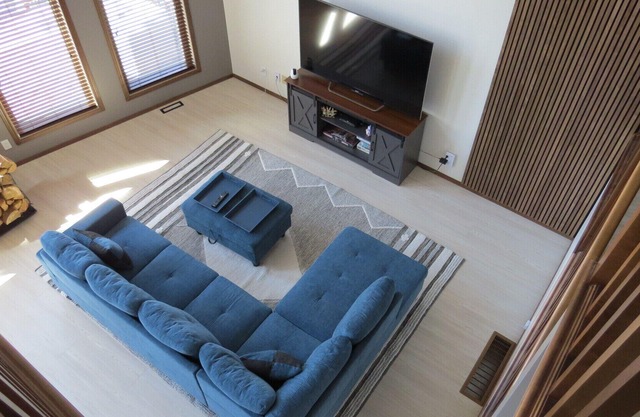 Luxurious Beach House with lake view. Melt your stress away in the hot tub.