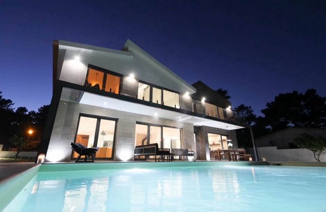 Luxurious Casa Marcelo on Silver Coast, Heated Swimming Pool, Walk to Beach